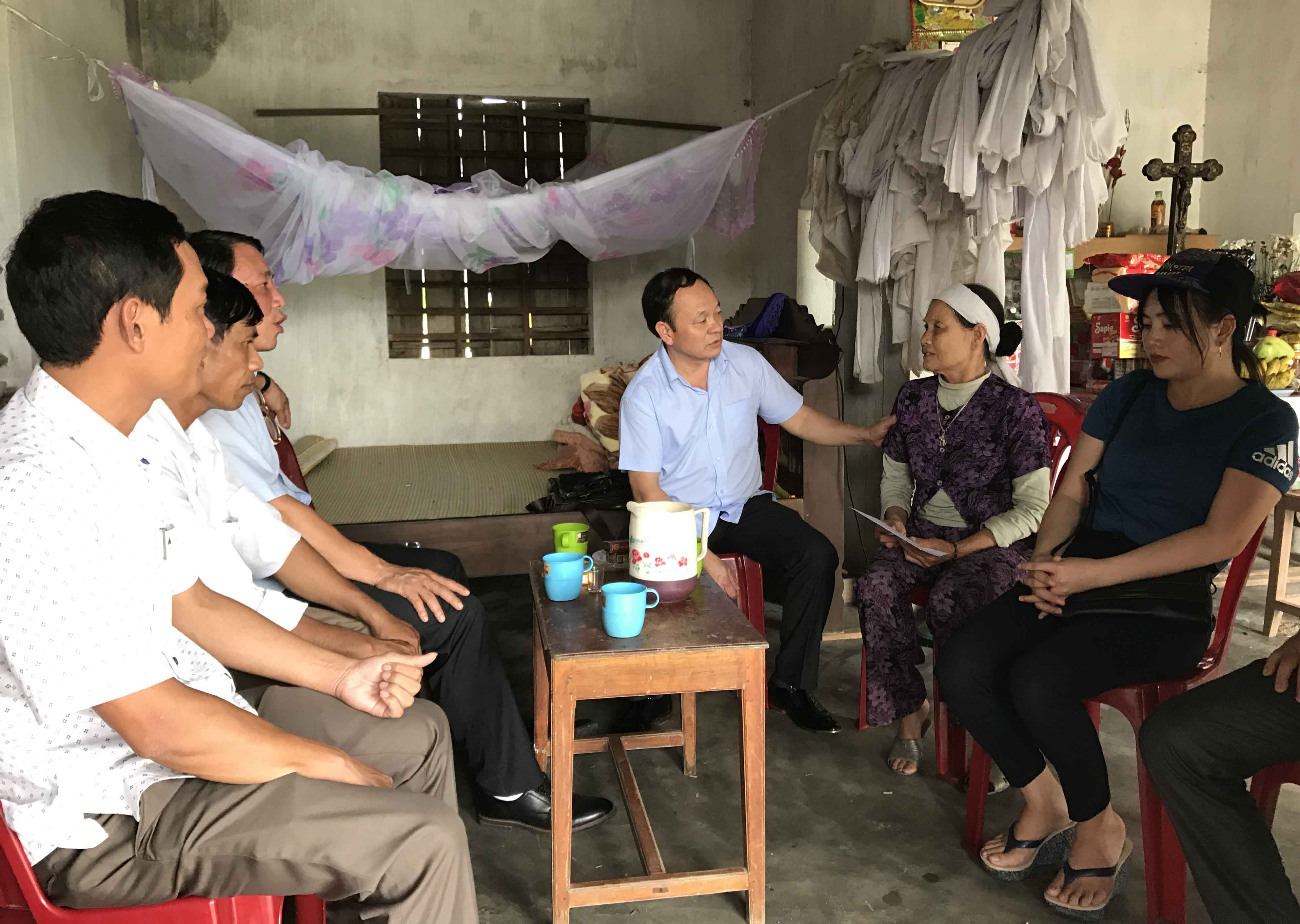 Đoàn hỗ trợ 5 triệu đồng cho gia đình ông Nguyễn Triệu (chết trong bão số 10, có hoàn cảnh khó khăn)