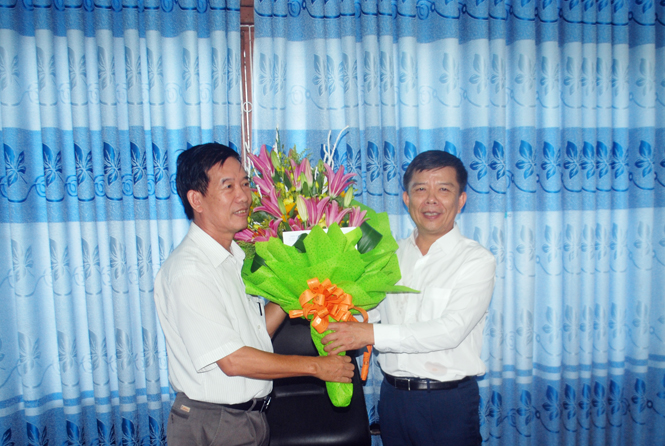 Đồng chí Nguyễn Hữu Hoài, Chủ tịch UBND tỉnh tặng hoa Hội Doanh nghiệp tỉnh nhân dịp kỷ niệm ngày Doanh nhân Việt Nam.
