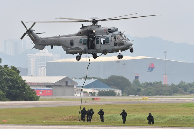 Máy bay của Lực lượng đặc nhiệm Malaysia tham gia tuần tra chung trên không tại Subang, Malaysia ngày 12-10. (Nguồn: THX/TTXVN)