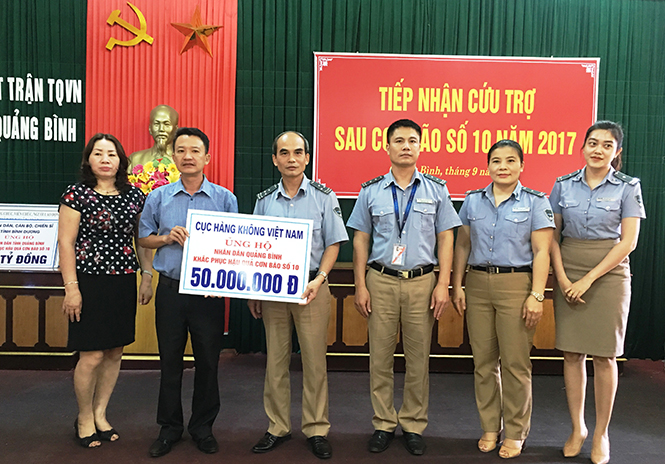 Đại diện Ban Cứu trợ tỉnh tiếp nhận hỗ trợ của Cục Hàng không Việt Nam.