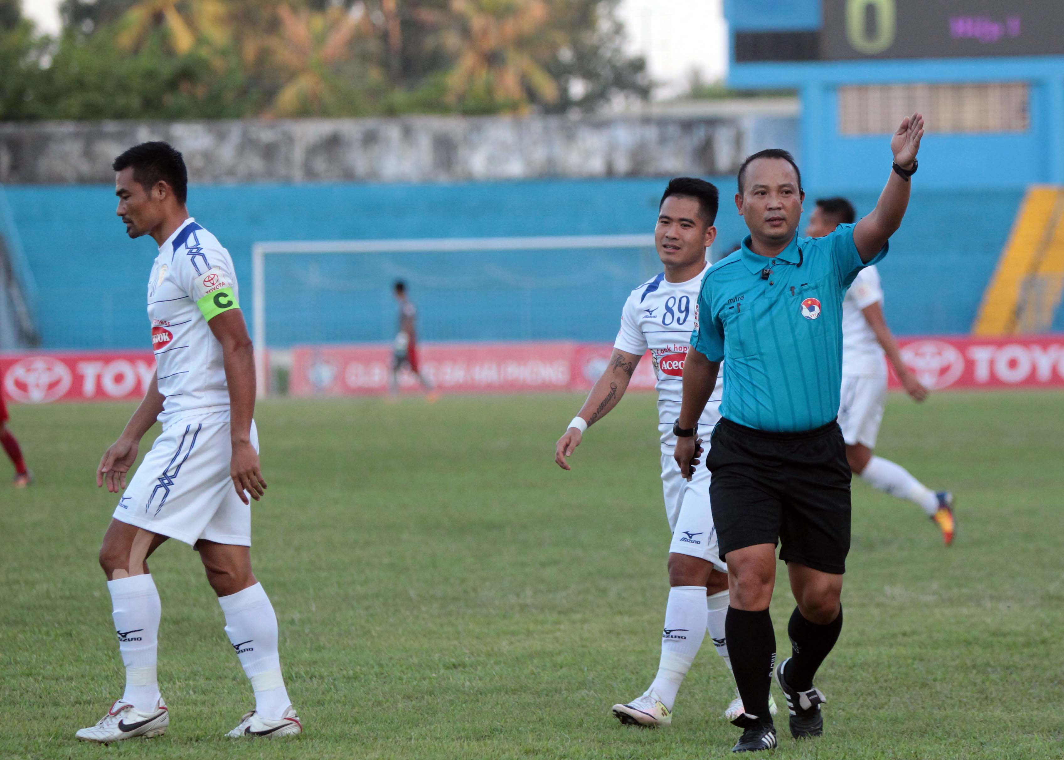  Trọng tài Nguyễn Văn Kiên đã bị cầu thủ TPHCM (trắng) và lãnh đạo CLB này chỉ trích sau trận thua Hải Phòng 1-4 ở vòng 21 V-League 2017. Ảnh: ANH PHAN