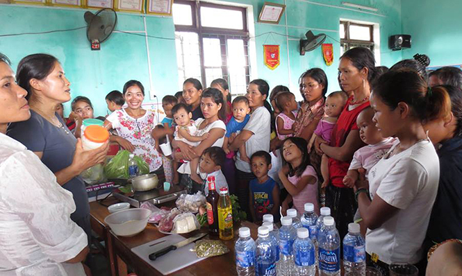 Một buổi sinh hoạt CLB dinh dưỡng của hội viên phụ nữ bản Khe Ngát.