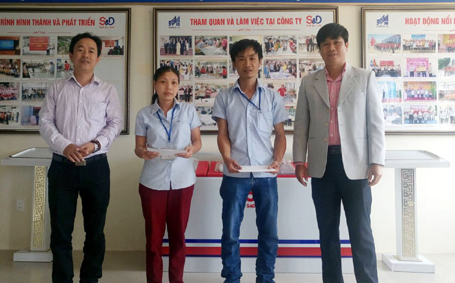  Đại diện Công đoàn Khu kinh tế trao quà cho công nhân lao động của Công ty S&D Quảng Bình