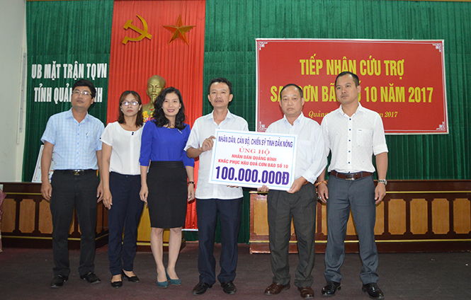 Đại diện Ban Cứu trợ tỉnh tiếp nhận hỗ trợ của Ủy ban MTTQVN tỉnh ĐakNông.