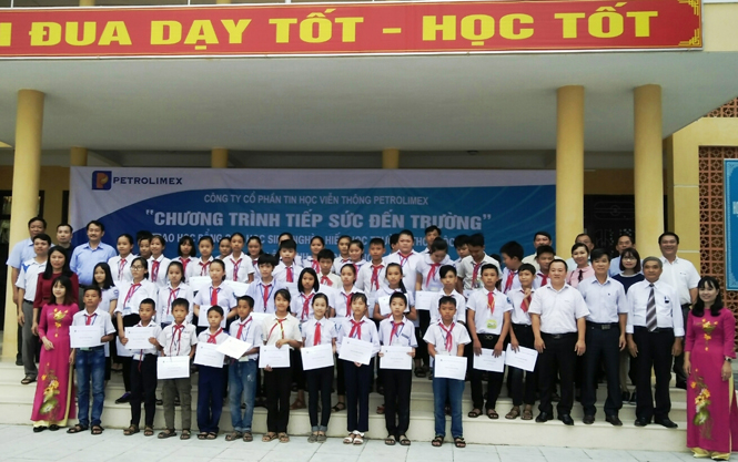 Lãnh đạo Công ty Cổ phần tin học viễn thông Petrolimex trao học bổng cho học sinh nghèo Trường THCS Lộc Ninh (Đồng Hới).