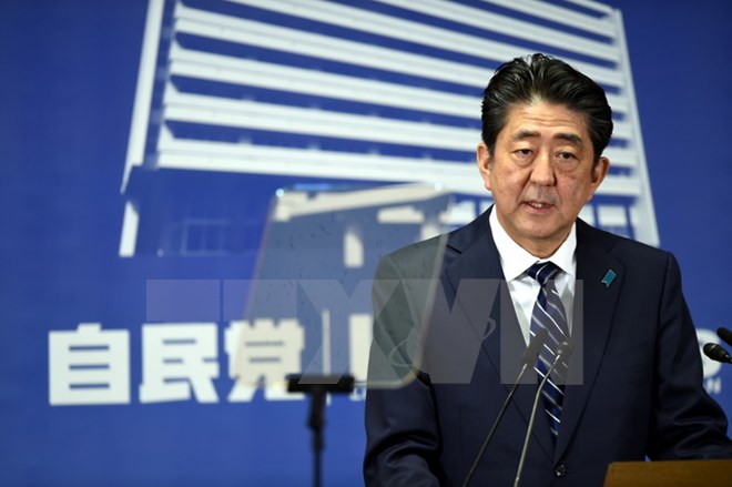 Thủ tướng Nhật Bản Shinzo Abe tại cuộc họp báo ở Tokyo ngày 23-10 vừa qua. (Ảnh: THX/TTXVN)