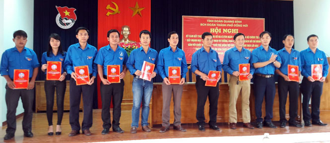 Thành đoàn Đồng Hới ký cam cam thực thực hiện Chỉ thị 05 của Bộ Chính trị với các tổ chức cơ sở Đoàn trực thuộc.