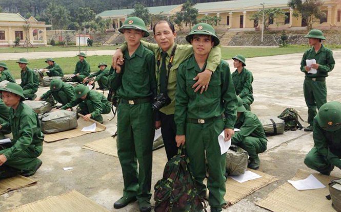 Nhạc sĩ chụp ảnh với tân binh, nhân vật chính trong ca khúc của mình.
