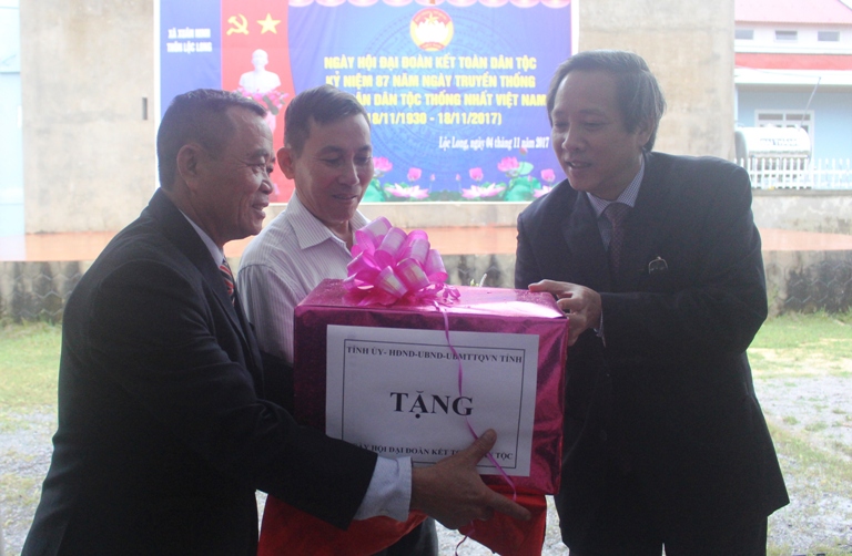 Đồng chí Bí thư Tỉnh uỷ tặng quà cho Ban công tác Mặt trận thôn Lộc Long