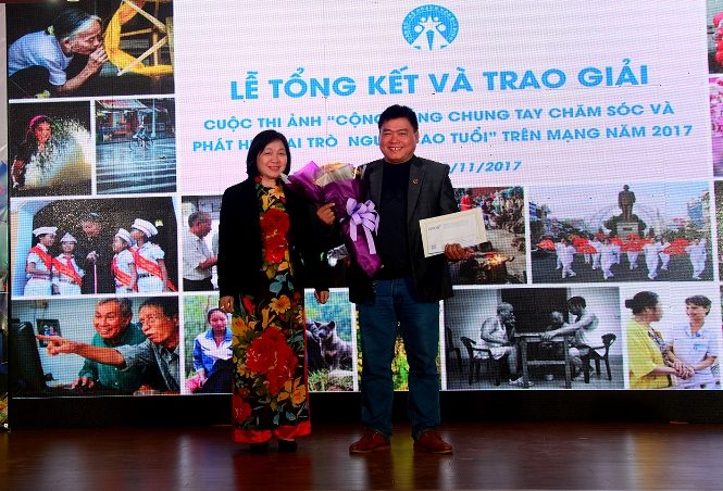 Ban tổ chức trao giải nhì cho NSNA Hoàng An