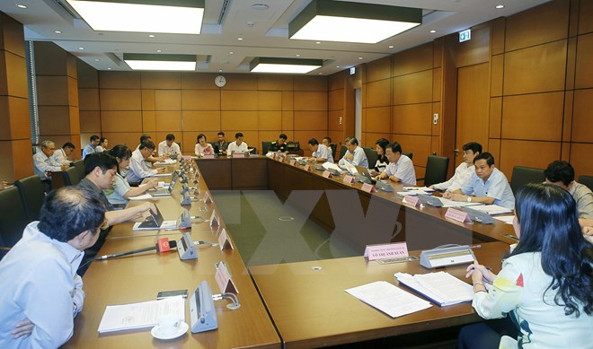 Đoàn đại biểu Quốc hội tỉnh Nam Định, An Giang và Hà Tĩnh thảo luận tại tổ. (Ảnh minh họa. Văn Điệp/TTXVN)