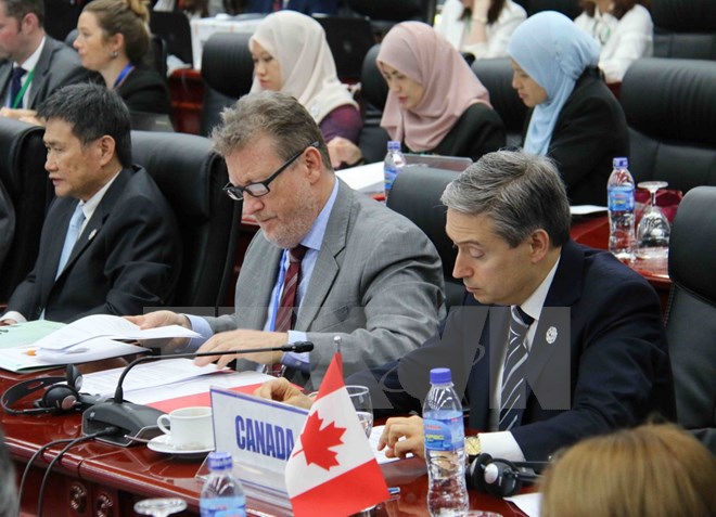 Bộ trưởng Thương mại quốc tế Canada Francois-Philippe Champagne (bên phải) dự Hội nghị Bộ trưởng TPP. (Ảnh: TTXVN)
