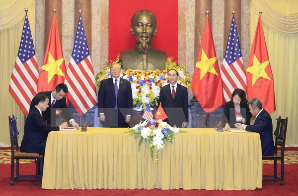 Chủ tịch nước Trần Đại Quang và Tổng thống Hoa Kỳ Donald Trump chứng kiến lễ ký các thỏa thuận hợp tác kinh tế quan trọng giữa hai nước, tổng trị giá hơn 12 tỷ USD. (Ảnh: Nhan Sáng/TTXVN)