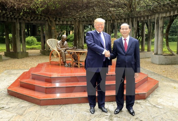Chủ tịch nước Trần Đại Quang và Tổng thống Hoa Kỳ Donald Trump bên bức tượng Bác Hồ tại Khu Di tích Chủ tịch Hồ Chí Minh trong Phủ Chủ tịch. (Ảnh: Nhan Sáng/TTXVN)