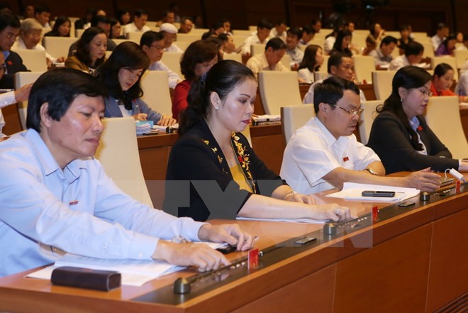 Quốc hội biểu quyết thông qua Nghị quyết về dự toán ngân sách nhà nước năm 2018. (Ảnh: Nguyễn Dân/TTXVN)