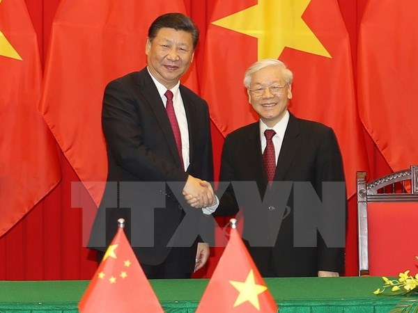 Tổng Bí thư Nguyễn Phú Trọng và Tổng Bí thư, Chủ tịch Trung Quốc Tập Cận Bình tại Lễ ký kết các văn kiện hợp tác giữa hai nước. (Ảnh: Trí Dũng/TTXVN)