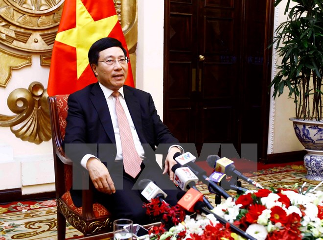 Phó Thủ tướng, Bộ trưởng Ngoại giao Phạm Bình Minh, Chủ tịch Ủy ban Quốc gia APEC 2017 trả lời phỏng vấn báo chí . (Ảnh: An Đăng/TTXVN)