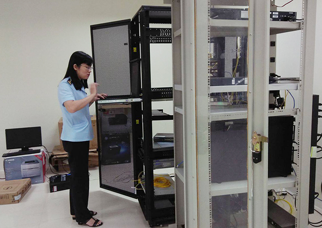 Cán bộ Chi cục Hải quan cửa khẩu Quốc tế Cha Lo đang kiểm tra hệ thống điều hành VNACCS/VCIS.