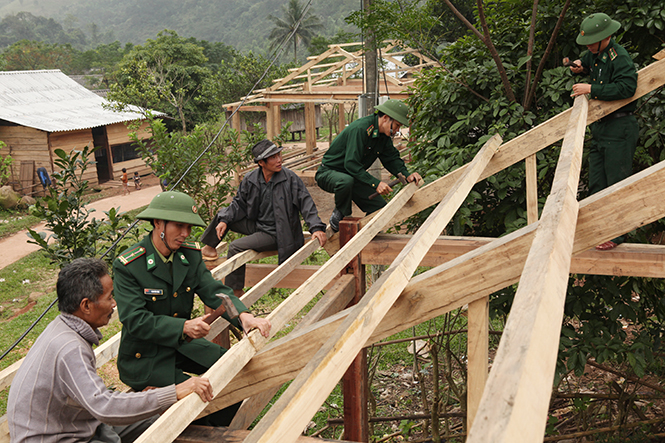 Bộ đội Biên phòng giúp dân bản Ka Ai dựng nhà mới.