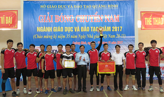 Lãnh đạo ngành GD-ĐT trao cúp vô địch giải bóng chuyền nam năm 2017 cho đội phòng GD-ĐT thị xã Ba Đồn.