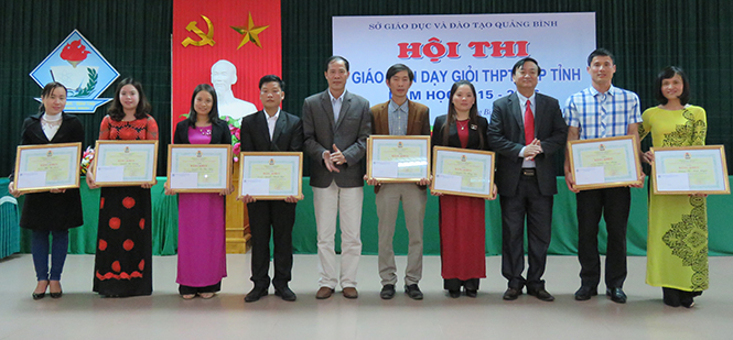 Lãnh đạo ngành GD-ĐT cùng LĐLĐ tỉnh trao thưởng cho các giáo viên đạt giải tại hội thi Giáo viên dạy giỏi THPT cấp tỉnh năm 2016.