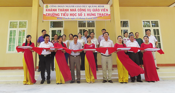 Cắt băng khánh thành và đưa vào sử dụng nhà công vụ giáo viên Trường tiểu học số 1 Hưng Trạch (năm 2017), từ nguồn hỗ trợ của Công đoàn Giáo dục Việt Nam.