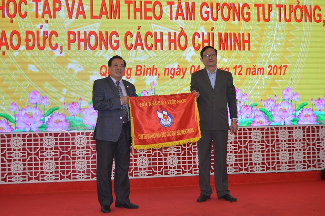 Hội Nhà báo tỉnh Quảng Bình trao cờ Cụm trưởng Cụm thi đua Hội Nhà báo các tỉnh Bắc Miền Trung