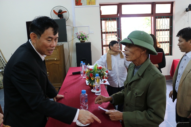 Đồng chí Nguyễn Ngọc Phương, Phó Trưởng đoàn Đại biểu Quốc hội tỉnh trao đổi với cử tri thị xã Ba Đồn.