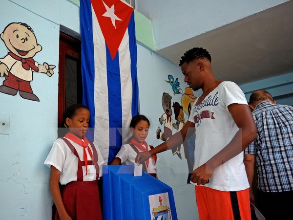 Cử tri Cuba bỏ phiếu trong vòng 1 cuộc bầu cử địa phương tại một điểm bầu cử ở La Habana ngày 26-11. (Nguồn: AFP/TTXVN)