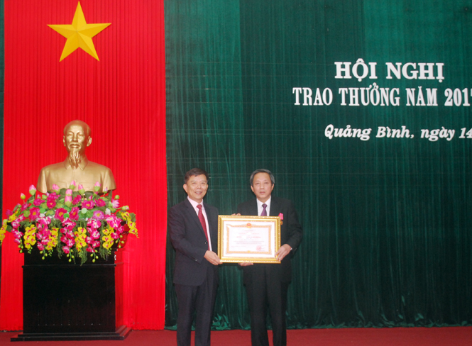 Thừa ủy quyền Chủ tịch nước, đồng chí Nguyễn Hữu Hoài, Chủ tịch UBND tỉnh trao tặng Huân chương Lao động hạng Nhì cho đồng chí Hoàng Đăng Quang, Bí thư Tỉnh ủy.