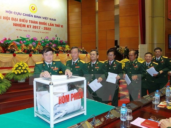 Các đại biểu bỏ phiếu bầu Ban Chấp hành Hội cựu chiến binh Việt Nam nhiệm kỳ 2017-2022. (Ảnh: An Đăng/TTXVN)
