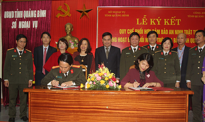 Đại diện lãnh đạo Sở Ngoại vụ và Công an tỉnh ký kết “Quy chế phối hợp bảo đảm an ninh trật tự trong hoạt động đối ngoại trên địa bàn tỉnh Quảng Bình”.