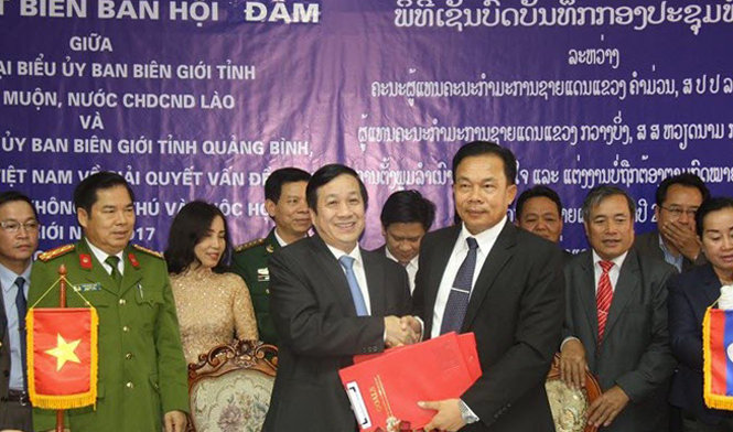 Đại diện lãnh đạo hai tỉnh ký kết Biên bản hợp tác năm 2018.