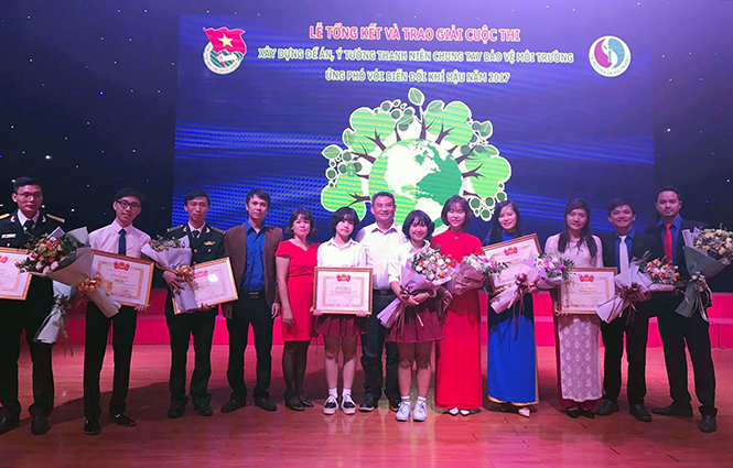 Đề án “Thủ lĩnh xanh” của Nguyễn Hữu Long (thứ 2 từ phải sang) nhận giải nhì cuộc thi xây dựng ý tưởng, đề án thanh niên chung tay bảo vệ môi trường do Trung ương Đoàn phát động.