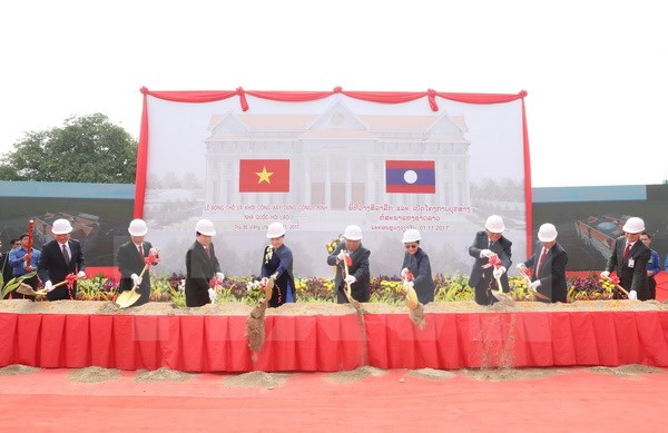 Lãnh đạo hai nước thực hiện nghi thức khởi công Công trình Nhà Quốc hội Lào. (Ảnh: Trọng Đức/TTXVN)