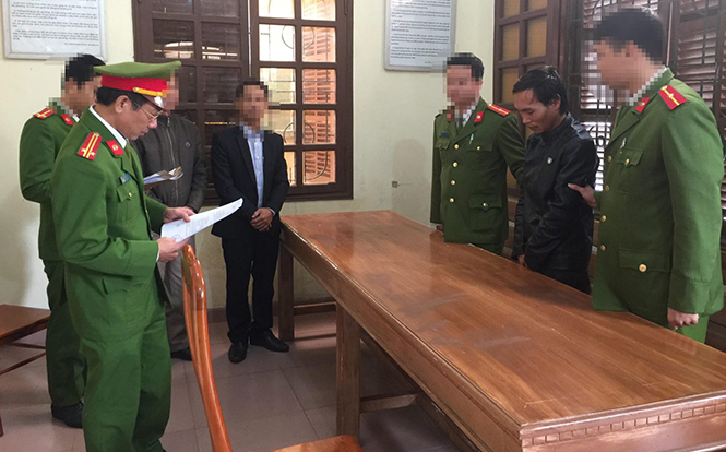 Lực lượng Công an đọc lệnh bắt khẩn cấp và lệnh tạm giam đối tượng Nguyễn Mạnh Hùng.