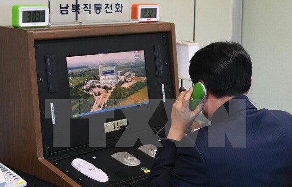 Một quan chức liên lạc của Hàn Quốc kiểm tra đường dây nóng liên Triều tại khu vực An ninh chung ở làng đình chiến Panmunjom ngày 3-1. (Nguồn: Yonhap/TTXVN)