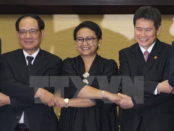 Tân Tổng thư ký Lim Jock Hoi (phải), Ngoại trưởng Indonesia Retno Marsudi (giữa) và người tiền nhiệm Lê Lương Minh tại buổi lễ chuyển giao ở Jakarta ngày 5-1. (Nguồn: AFP/TTXVN)