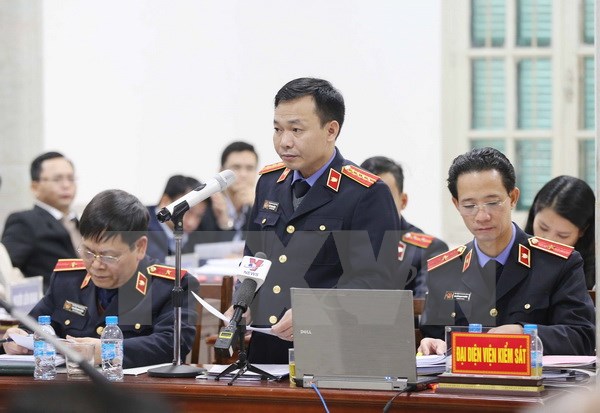 Ông Đào Thịnh Cường, đại diện Viện kiểm sát nhân dân Thành phố Hà Nội đọc bản luận tội các bị cáo. (Ảnh: Doãn Tấn/TTXVN)