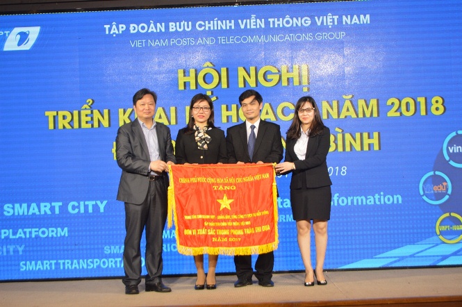 Thừa ủy quyền của Thủ tướng Chính phủ, đồng chí Nguyễn Tiến Hoàng, Phó Chủ tịch UBND tỉnh đã trao cờ “đơn vị xuất sắc trong phong trào thi đua 2017” cho Trung tâm kinh doanh VNPT Quảng Bình.