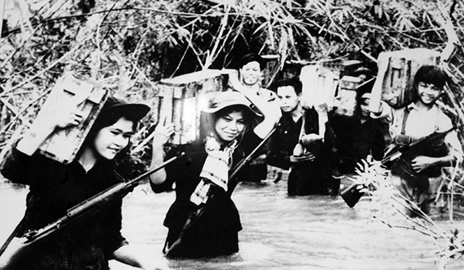Thanh niên xung phong Quảng Trị vận tải đạn trên tuyến hành lang giao bưu phục vụ cuộc Tổng tiến công và nổi dậy xuân Mậu Thân 1968. Ảnh: T.L