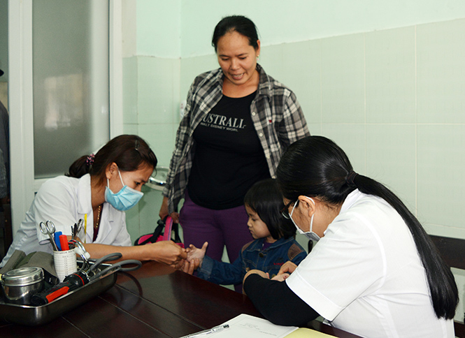 Công tác khám, chữa bệnh và chăm sóc sức khỏe ban đầu cho nhân dân được ngành Y tế huyện Quảng Ninh duy trì có hiệu quả.