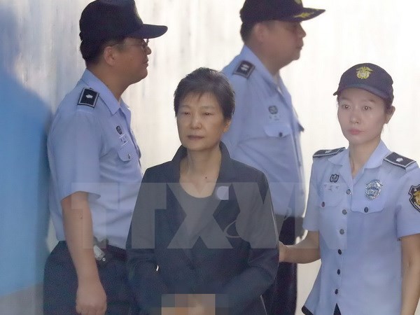 Cựu Tổng thống Hàn Quốc Park Geun-hye bị áp giải đến tòa án ở Seoul ngày 31-8-2017. (Ảnh: Yonhap/TTXVN)