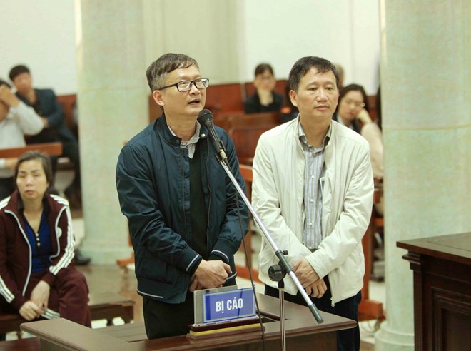 Bị cáo Đinh Mạnh Thắng (bên trái) và bị cáo Trịnh Xuân Thanh (bên phải) trả lời câu hỏi của Hội đồng xét xử tại phiên tòa. (Ảnh: An Đăng/TTXVN)