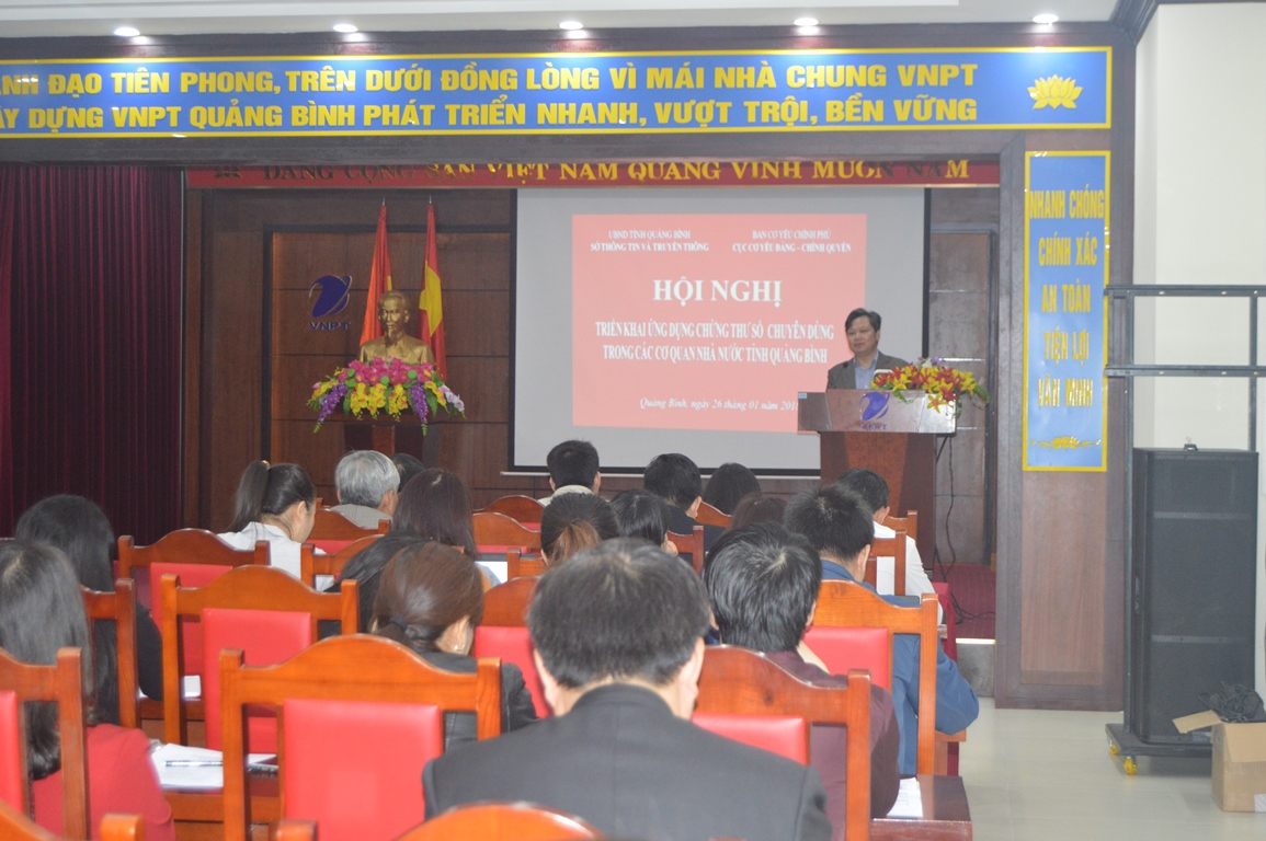 Đồng chí Nguyễn Tiến Hoàng, Phó Chủ tịch UBND tỉnh phát biểu tại hội nghị