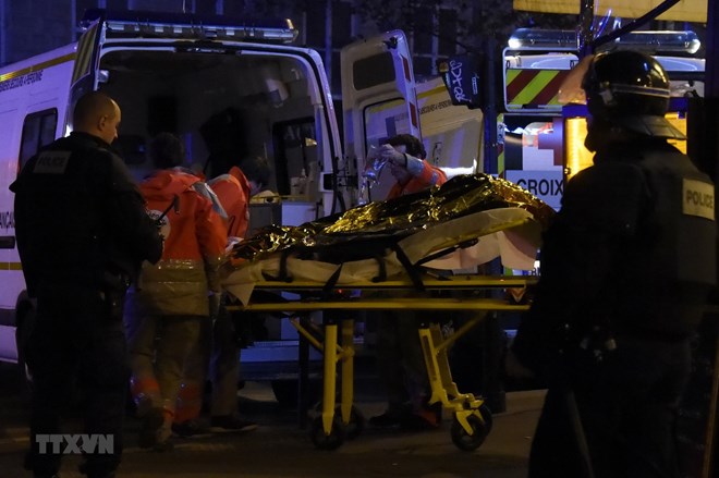 Chuyển người bị thương tại hiện trường vụ tấn công gần nhà hát Bataclan, trung tâm Paris. (Nguồn: AFP/TTXVN)
