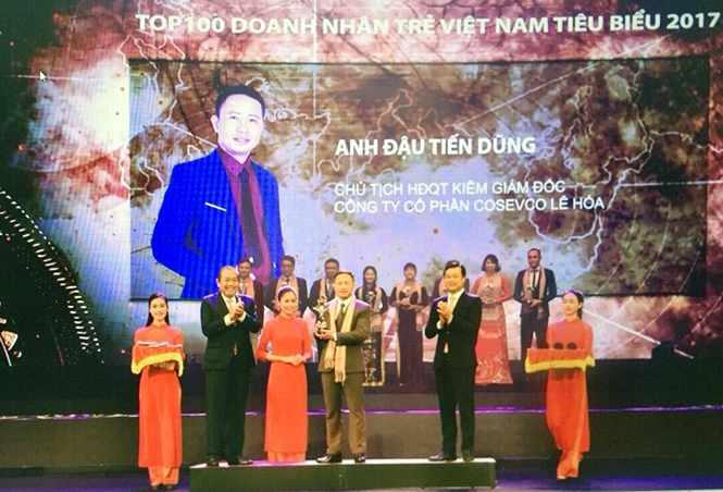 Phó Thủ tướng Thường trực Chính phủ Trương Hòa Bình trao giải thưởng Doanh nhân trẻ Việt Nam tiêu biểu năm 2017 cho anh Đậu Tiến Dũng.