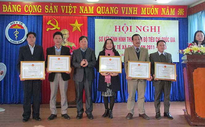 Thừa ủy quyền của Chủ tịch UBND tỉnh, đồng chí Nguyễn Tiến Hoàng trao bằng khen cho các cá nhân có thành tích xuất sắc trong triển khai thực hiện Bộ tiêu chí quốc gia về y tế xã.