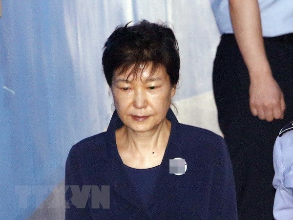 Cựu Tổng thống bị phế truất Park Geun-hye được áp giải tới tòa án quận trung tâm Seoul ngày 29-5-2017. (Nguồn: YONHAP/ TTXVN)