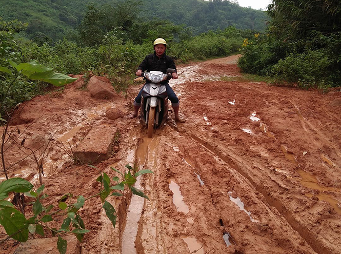 Nhiều đoạn đường giao thông nông thôn trên địa bàn huyện Minh Hóa chưa được bê tông hóa.